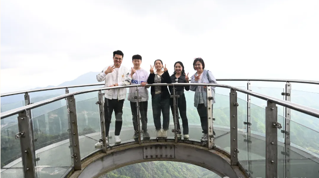 尊龙官方网站风管销售中心员工在安徽明堂山景区照片