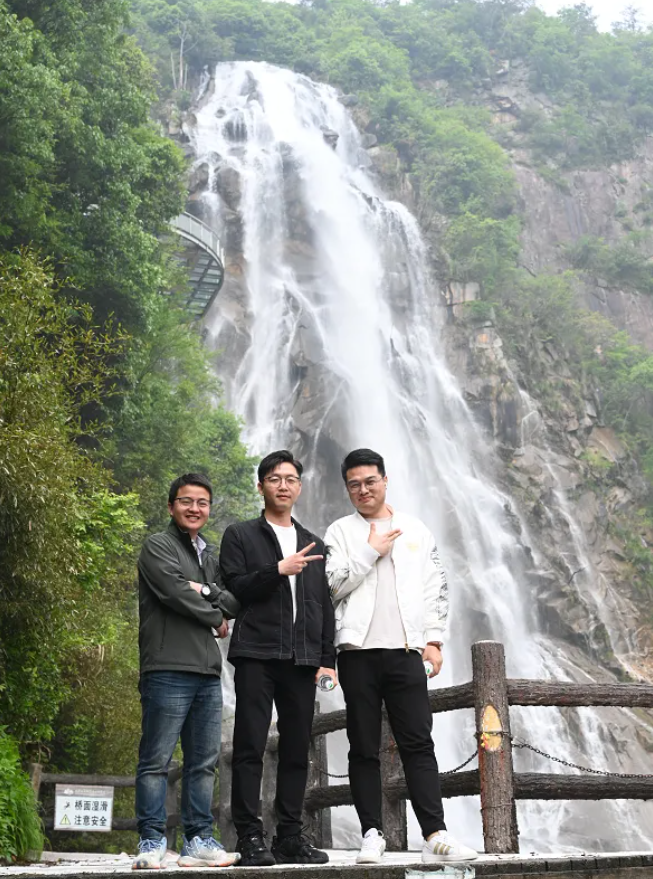 尊龙官方网站风管销售中心员工在安徽明堂山景区照片