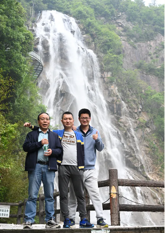 尊龙官方网站风管销售中心员工在安徽明堂山景区照片